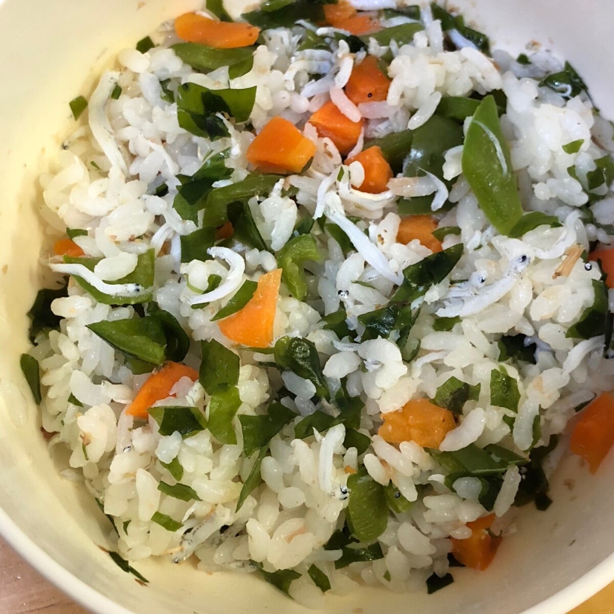 幼児食 しらすとワカメと人参ピーマンの混ぜ込みご飯 レシピ 作り方 By Yukamama 楽天レシピ